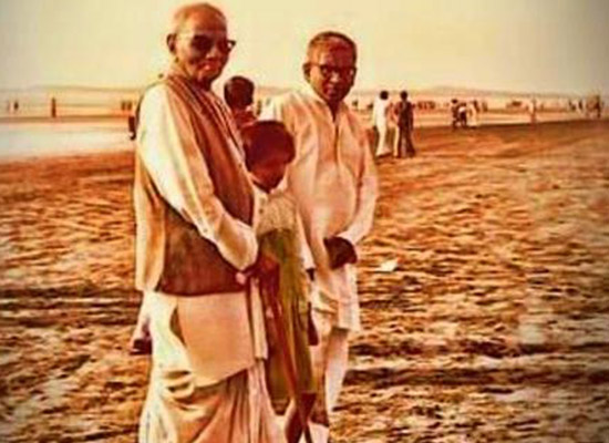Nisargadatta Maharaj at chaupati- enjoying with son and granddaughter